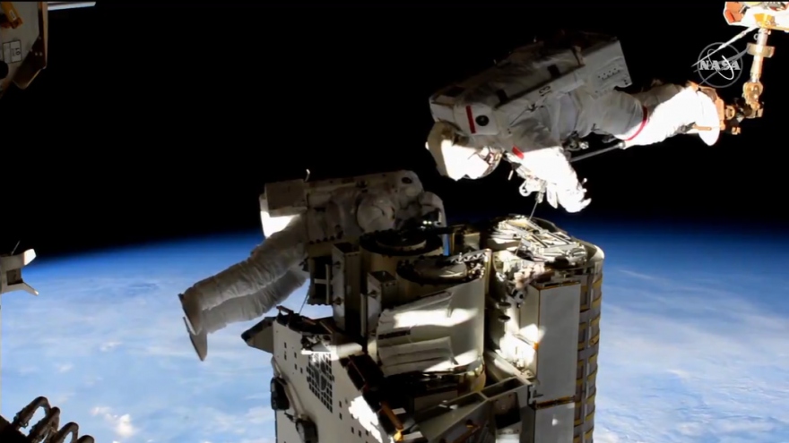 Các phi hành gia đi bộ ngoài không gian để thay pin năng lượng mặt trời cho ISS